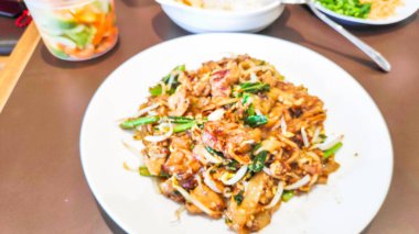 Otantik Endonezya Kwetiau Goreng tavuklu pilav, tavuklu tavuk yumurtası ve sebzeli pilav..