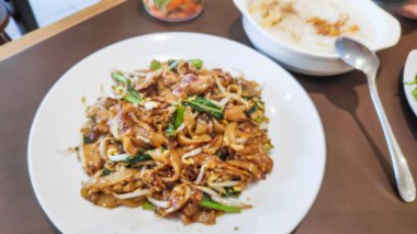 Otantik Endonezya Kwetiau Goreng tavuklu pilav, tavuklu tavuk yumurtası ve sebzeli pilav..