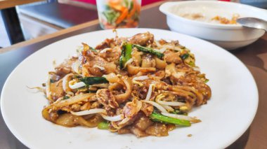 Lezzetli bir tabak kızarmış Endonezya usulü düz pirinç eriştesi yerel olarak Kwetiau Goreng popüler yemeği olarak bilinir..