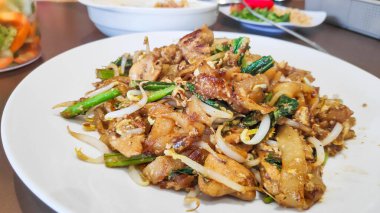 Lezzetli bir tabak kızarmış Endonezya usulü düz pirinç eriştesi yerel olarak Kwetiau Goreng popüler yemeği olarak bilinir..