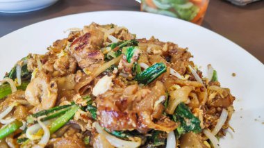 Lezzetli bir tabak kızarmış Endonezya usulü düz pirinç eriştesi yerel olarak Kwetiau Goreng popüler yemeği olarak bilinir..