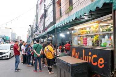 29 Ocak 2026 günü öğleden sonra Bandung, Endonezya 'da popüler bir açık hava yiyecek standında sabırla sıra bekleyen bir kalabalık..