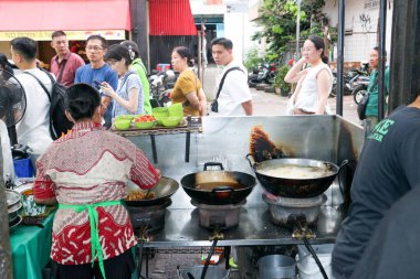 29 Ocak 2026 günü öğleden sonra Bandung, Endonezya 'da popüler bir açık hava yiyecek standında sabırla sıra bekleyen bir kalabalık..
