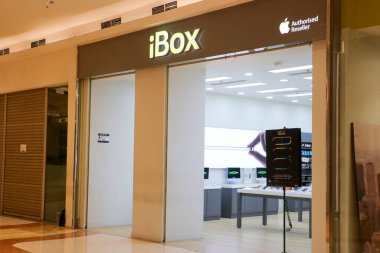 Modern bir alışveriş merkezindeki iBox Apple Yetkili Reseller mağazasının içini kapatın. Bandung, Endonezya 20 Ocak 2026