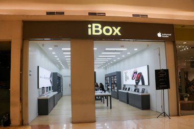 Modern bir alışveriş merkezindeki iBox Apple Yetkili Reseller mağazasının içini kapatın. Bandung, Endonezya 20 Ocak 2026