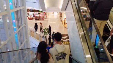 Büyük bir ticari perakende merkezindeki kapalı bir yürüyen merdivenin zeminleri arasında Asya hareketi. Jakarta, Endonezya 11 Aralık 2025