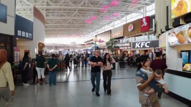 Bir grup Asyalı tatilde ailesi ve arkadaşlarıyla Cakarta 'da bir alışveriş merkezinde yemek yiyor. Jakarta 11 Aralık 2025