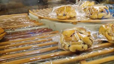 Kafedeki ahşap bir vitrinde çeşitli taze kruvasanlardan oluşan düzenli bir düzenleme..