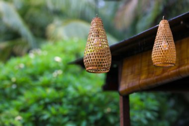 Bambu örgü ören kolyeler, tropikal kafe dekorasyonu için geleneksel bir etnik tasarım içeriyor.