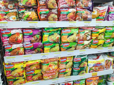 Yerel bir minimarkette popüler Endonezya hazır şehriyelerinin perakende sergisi. Bandung 4 Aralık 2025