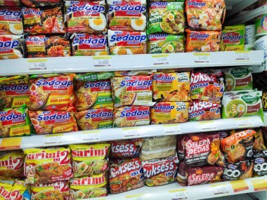 Yerel bir minimarkette popüler Endonezya hazır şehriyelerinin perakende sergisi. Bandung 4 Aralık 2025
