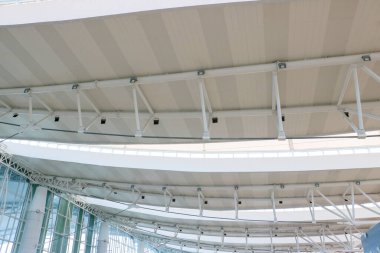 Modern beyaz çelik çatı kiriş sistemi büyük bir kamu terminali için yapısal destek sağlıyor