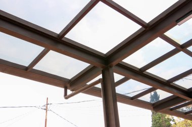 Modern koyu kahverengi alüminyum cam çatı örtüsü ve simetrik kare şebeke tasarımı