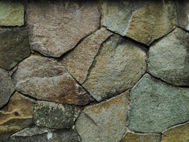 Açık havada kalın beyaz harç çizgileri olan düzensiz gri döşemeleri kapatın.