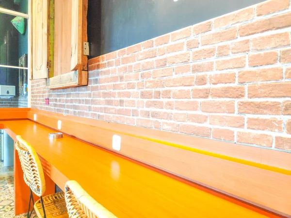 Simetrik çalışan bağ deseninde sıralanmış yıpranmış kil tuğlaların ayrıntılı görünümü