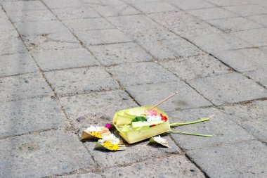 Kanang sarisi olarak bilinen Bali Hindu adakları, günlük dua ayinlerinin bir parçası olarak taş bir yüzeye yerleştirilir..