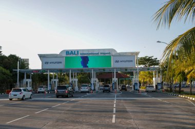Ngurah Rai Uluslararası Havalimanı Denpasar Bali 'nin modern giriş gişesinde arabalar kuyrukta. 1 Haziran 2025