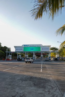 Ngurah Rai Uluslararası Havalimanı Denpasar Bali 'nin modern giriş gişesinde arabalar kuyrukta. 1 Haziran 2025