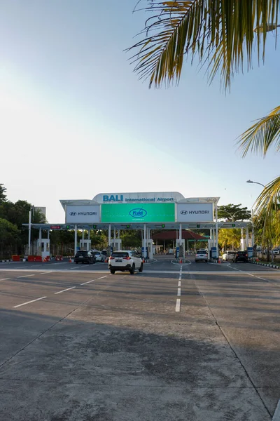 Ngurah Rai Uluslararası Havalimanı Denpasar Bali 'nin modern giriş gişesinde arabalar kuyrukta. 1 Haziran 2025