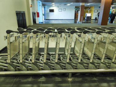 Denpasar Bali 1 Haziran 2025 'te havaalanına varan terminalde düzgünce yerleştirilmiş bagaj arabaları.