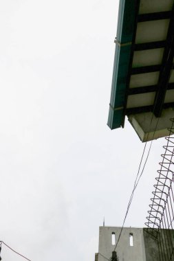 Geleneksel kil çatı kiremitleri ve beyaz saçakların düşük açılı görünümü