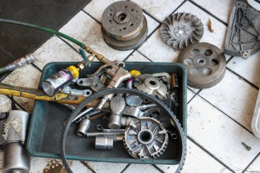 Rutin bir motosiklet nakil servisi sırasında yıpranmış CVT silindirleri ve metal makara parçalarını kapat