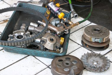 Rutin bir motosiklet nakil servisi sırasında yıpranmış CVT silindirleri ve metal makara parçalarını kapat