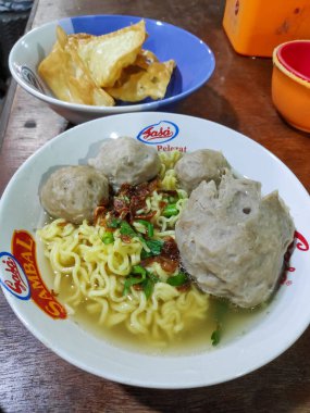 Otantik Endonezya köftesi çorbası. Bakso olarak bilinir. Sarı erişte ve kızarmış arpacık soğanı ile servis edilir.