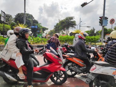 5 Ağustos 2025 'te Endonezya, Bali' de yoğun bir kavşakta kırmızı ışıkta duran motosikletliler.