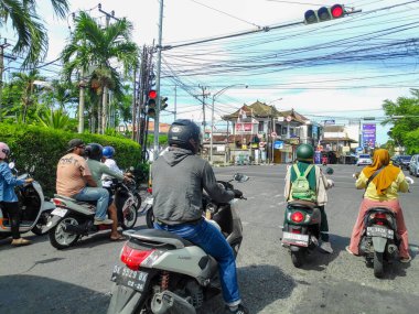 5 Ağustos 2025 'te Endonezya, Bali' de yoğun bir kavşakta kırmızı ışıkta duran motosikletliler.