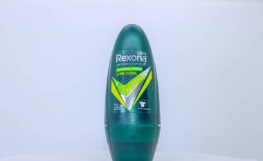 Beyaz bir yüzey üzerinde birlikte duran erkekler ve kadınlar için Rexona deodorantı şişeleri, Bandung 11 Mart 2025