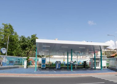 Beyaz gölgelikli modern elektrikli araç şarj istasyonu Denpasar, Bali 17 Nisan 2025