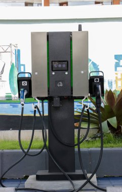 17 Nisan 2025 'te Denpasar Bali Endonezya' daki SPKLU istasyonunda hızlı EV bataryası şarj ediliyor.