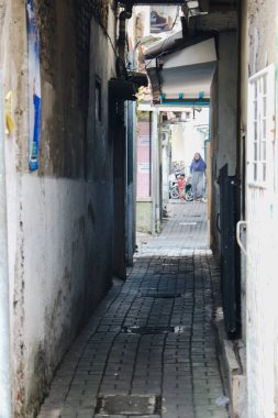 Bandung City, Endonezya 'da kalabalık bir yerleşim bölgesinde dar bir asfalt sokak.