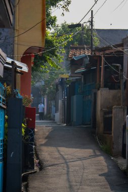 Bandung City, Endonezya 'da kalabalık bir yerleşim bölgesinde dar bir asfalt sokak.