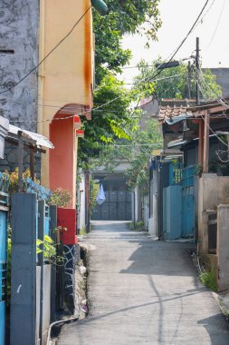 Bandung City, Endonezya 'da kalabalık bir yerleşim bölgesinde dar bir asfalt sokak.