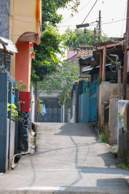 Bandung City, Endonezya 'da kalabalık bir yerleşim bölgesinde dar bir asfalt sokak.