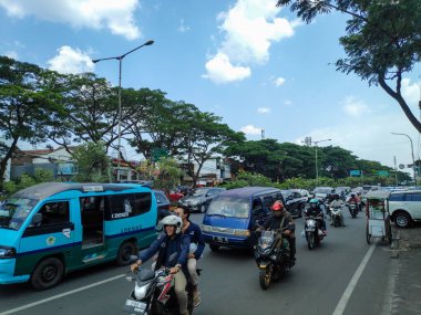 17 Nisan 2025 'te Jalan Djundjunan Bandung Endonezya' da motosiklet ve arabalarla yoğun trafik sıkışıklığı