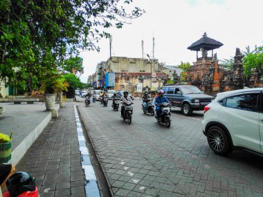 Jalan Gajah Mada miras bölgesinde motosiklet ve trafik sıkışıklığı Denpasar Bali 17 Nisan 2025