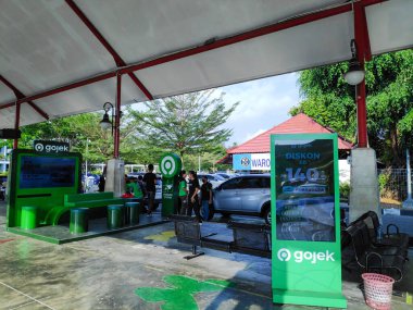 Çevrimiçi sürücüler 17 Nisan 2025 'te Bali, Endonezya' daki Ngurah Rai Havaalanı 'ndan yolcu alıyorlar.