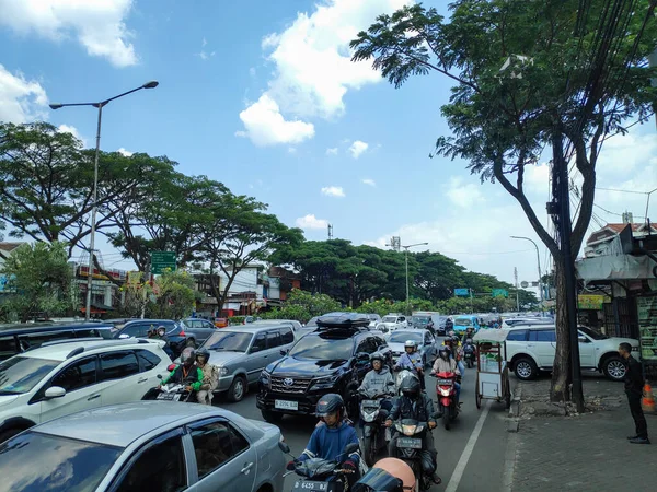 17 Nisan 2025 'te Jalan Djundjunan Bandung Endonezya' da motosiklet ve arabalarla yoğun trafik sıkışıklığı