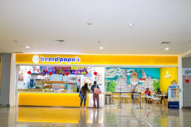 26 Mart 2025 'te Bali, Endonezya' da yeni yıl şenlikli süsleriyle sakallı Papas kremalı puf dükkanı.