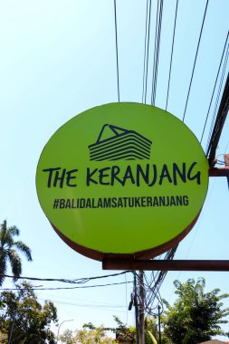 17 Mayıs 2025 Bali, Endonezya 'daki Keranjang alışveriş merkezi için yuvarlak limon yeşili tabela.