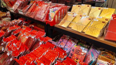 Kızıl Çin Yeni Yılı zarfları veya Hongbao, 16 Şubat 2026 'da Bandung, Endonezya' da bir perakende mağazasında raflarda sergilenir.