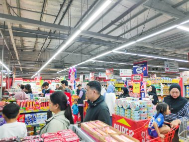 23 Şubat 2026 'da Endonezya, Bandung' daki Ramazan 'da süpermarket kasaları için müşteriler kuyruğa giriyor.