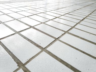 Beyaz seramik seramik seramik seramik satırlar modern bir iç yüzey üzerinde kurşun çizgileri ile geometrik desen oluşturur