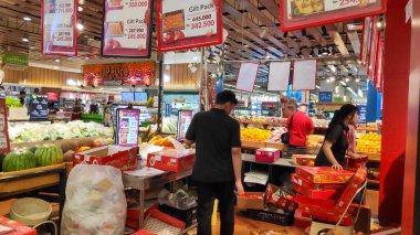 Asyalı müşteriler Çin Yeni Yıl kutlamaları için 15 Şubat 2026 'da Endonezya, Bandung' da bir Yogya süpermarketinde taze mandalina portakalı seçiyorlar.