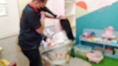 Gündüz vakti hareket eden anne ve çocuklar için lüks bir salonun odak noktası dışında.