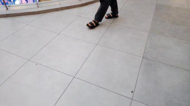 Lüks bir perakende satış merkezini araştıran kalabalık. Parlak zeminleri ve parlak iç aydınlatması var.