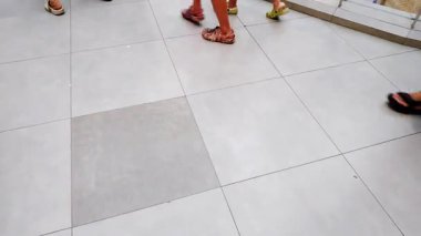 Lüks bir perakende satış merkezini araştıran kalabalık. Parlak zeminleri ve parlak iç aydınlatması var.